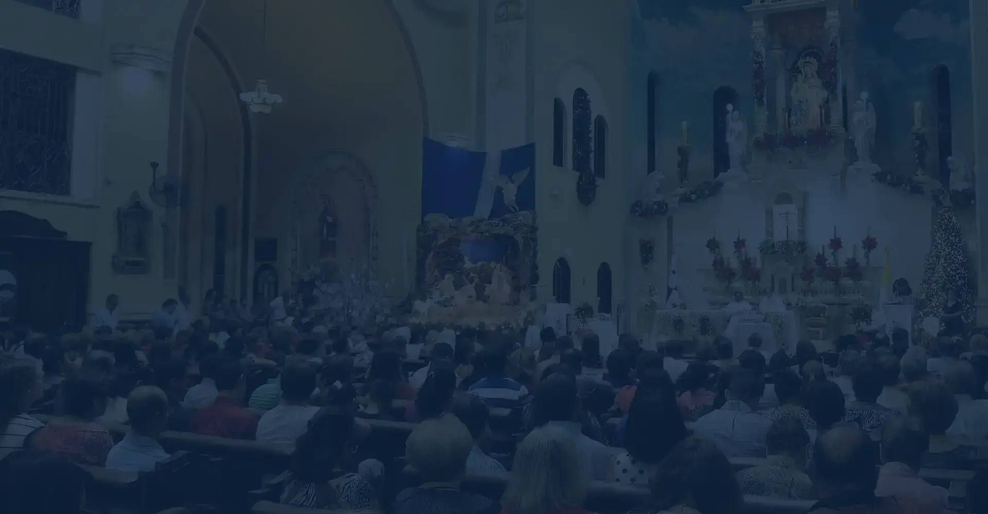 Una multitud se reunió para adorar.